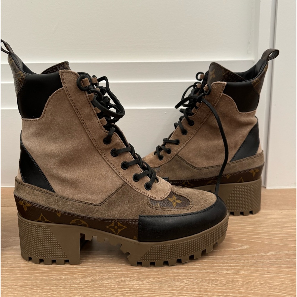 Womens Louis Vuitton laureate platform desert boot